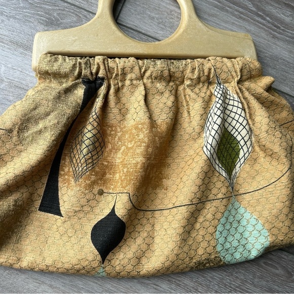 Elegant Beige Patterned Handbag - Picture 2 of 10